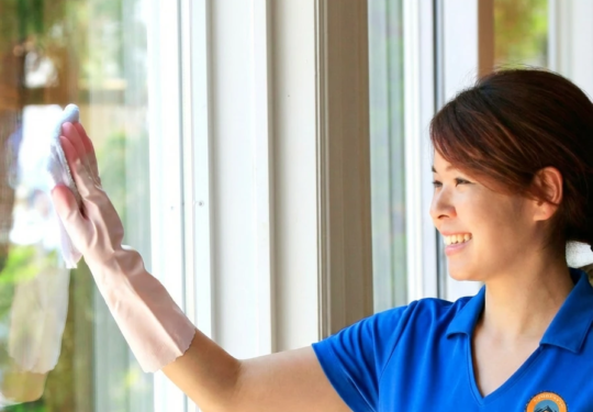 Foothills-elite-cleaner-cleaning-a-window.webp Foothills-elite-cleaner-cleaning-a-window