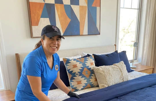 Foothills elite cleaning - making a bed